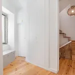 Spacious 6-Bedroom Apt With Sunny Terrace In Lisbon Penzion Lisboa