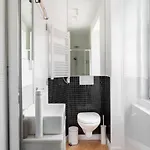 Spacious 6-Bedroom Apt With Sunny Terrace In Lisbon 4*