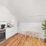 Spacious 6-Bedroom Apt With Sunny Terrace In Lisbon 4*
