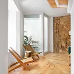 Spacious 6-Bedroom Apt With Sunny Terrace In Lisbon