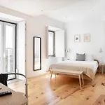 Spacious 6-Bedroom Apt With Sunny Terrace In Lisbon Penzion
