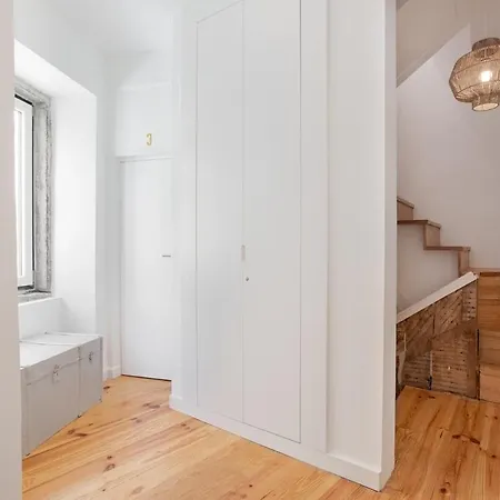 Spacious 6bedroom House W/ Sunny Terrace In בית הארחה ליסבון