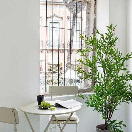 Spacious 6bedroom House W/ Sunny Terrace In