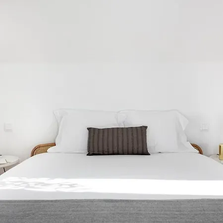 Spacious 6bedroom House W/ Sunny Terrace In 4*