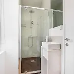 게스트하우스 Spacious 6-Bedroom Apt With Sunny Terrace In Lisbon 리스본