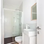 Spacious 6-Bedroom Apt With Sunny Terrace In Lisbon 리스본