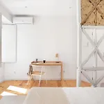 게스트하우스 Spacious 6-Bedroom Apt With Sunny Terrace In Lisbon 리스본