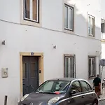 게스트하우스 Spacious 6-Bedroom Apt With Sunny Terrace In Lisbon 4*