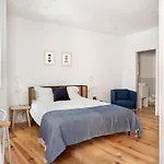 Spacious 6-Bedroom Apt With Sunny Terrace In Lisbon 4*