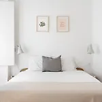 게스트하우스 Spacious 6-Bedroom Apt With Sunny Terrace In Lisbon 4*