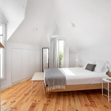 Joivy Big 6br House With Terrace In Santa Catarina Lisboa