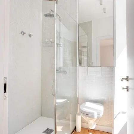 Spacious 6bedroom House W/ Sunny Terrace In