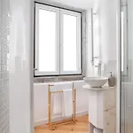 Konukevi Spacious 6-Bedroom Apt With Sunny Terrace In Lisbon
