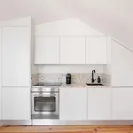 Konukevi Spacious 6-Bedroom Apt With Sunny Terrace In Lisbon 4*