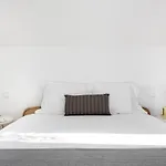 Spacious 6-Bedroom Apt With Sunny Terrace In Lisbon 4*