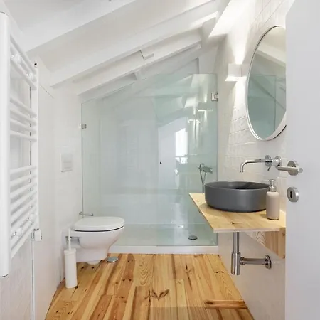 Spacious 6bedroom House W/ Sunny Terrace In