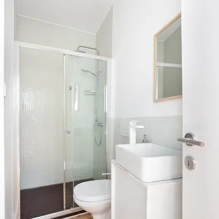 Spacious 6bedroom House W/ Sunny Terrace In Lisboa