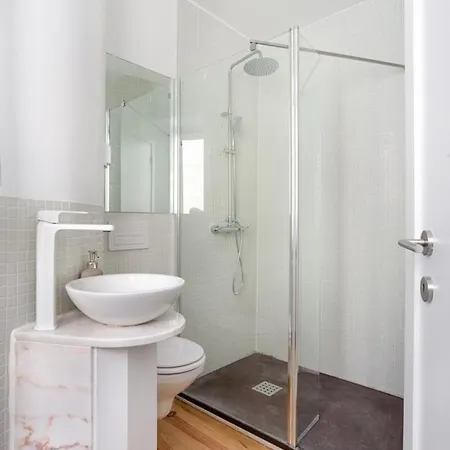 Gasthof Spacious 6bedroom House W/ Sunny Terrace In