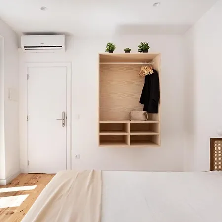 Spacious 6bedroom House W/ Sunny Terrace In Lisboa