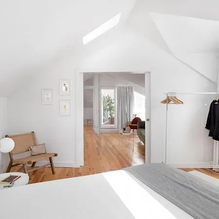 Spacious 6bedroom House W/ Sunny Terrace In Lisboa