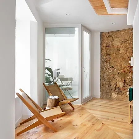 Spacious 6bedroom House W/ Sunny Terrace In