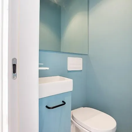 Spacious 6bedroom House W/ Sunny Terrace In Πανσιόν 4*