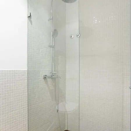 Spacious 6bedroom House W/ Sunny Terrace In 4*