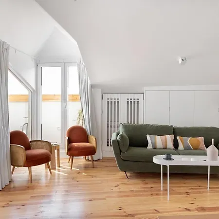 Spacious 6bedroom House W/ Sunny Terrace In Lisboa