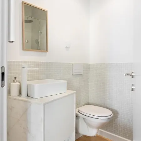 Spacious 6bedroom House W/ Sunny Terrace In Πανσιόν Lisboa