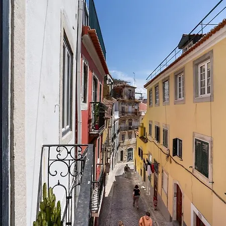 Spacious 6bedroom House W/ Sunny Terrace In Lisboa