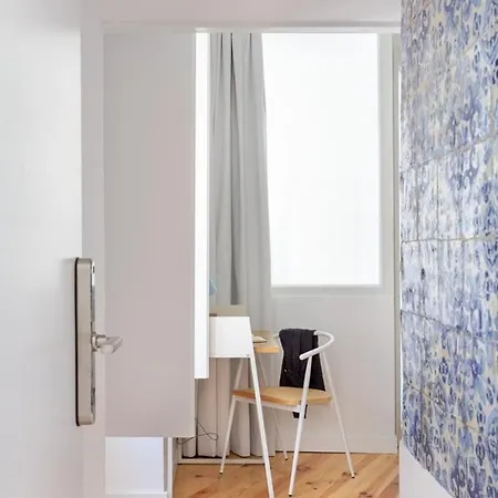 Spacious 6bedroom House W/ Sunny Terrace In 4* Lisboa